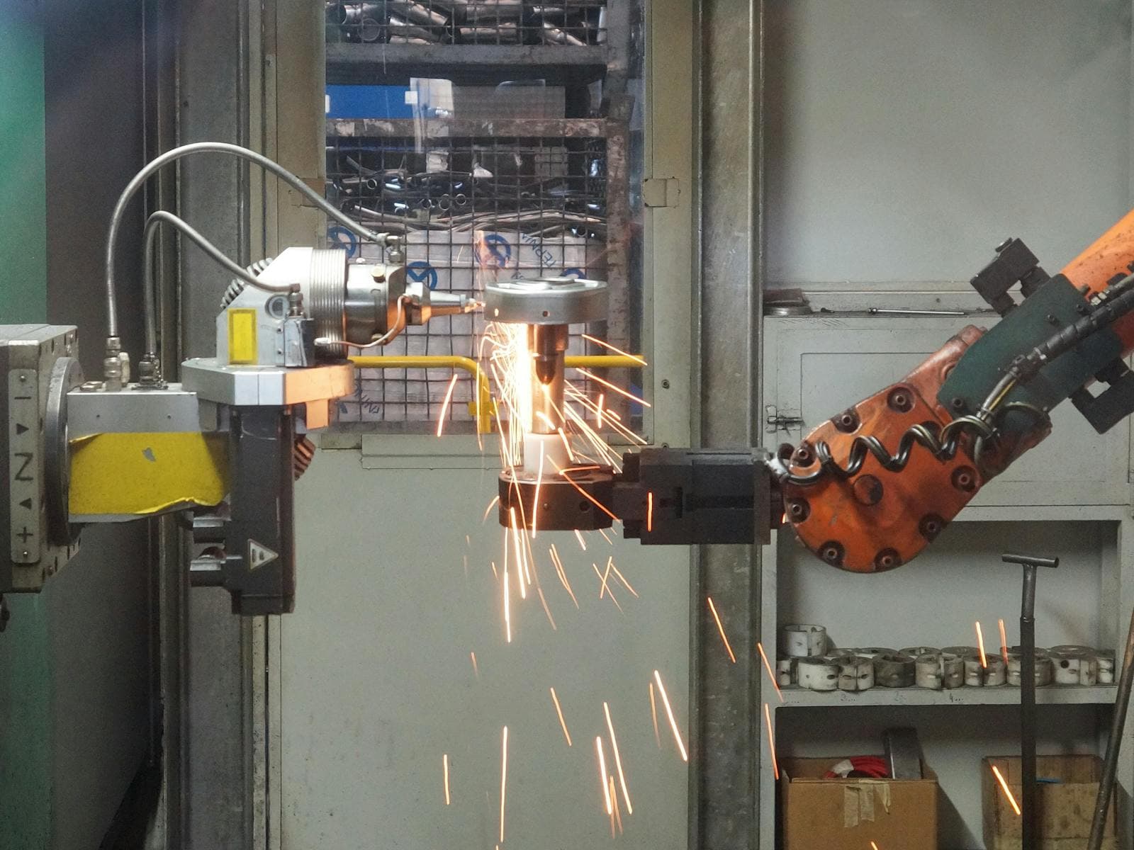 Maquinaria especializada con brazo robótico de precisión en un taller de manufactura.