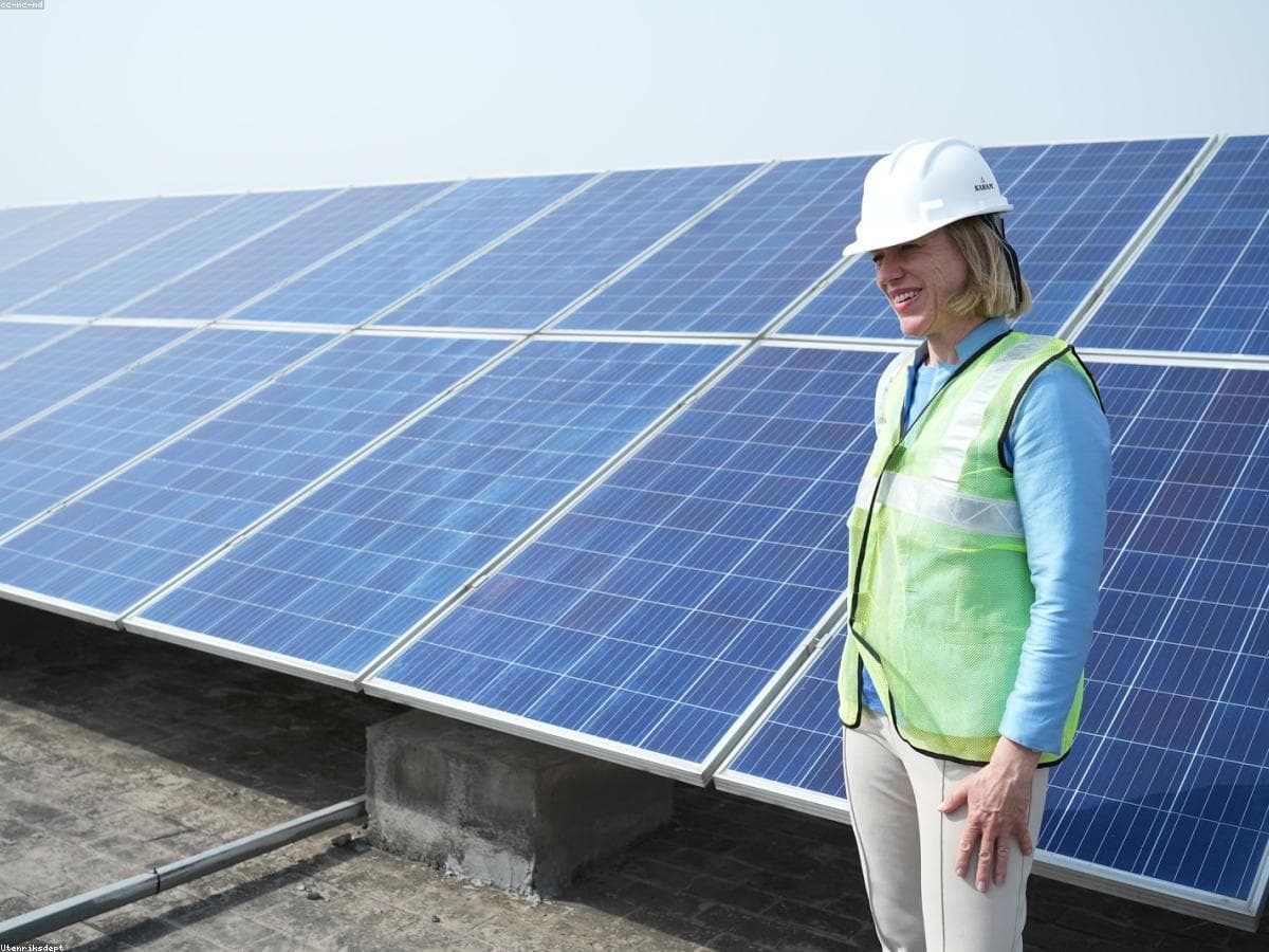 Paneles solares instalados en una operación industrial remota.