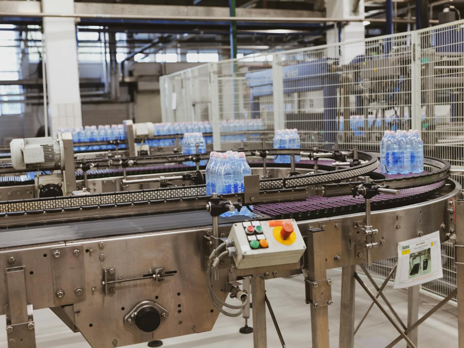 Línea de proceso con equipos de pesaje y control en planta de packing de exportación.